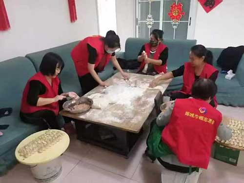 “愛在金秋，情暖重陽”包餃子送溫暖活動(dòng)1.jpg